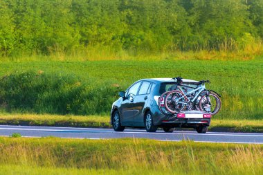 Araca yüklenmiş bisikletlerle bisiklet yolculuğu hazırlığı