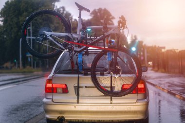 Bisikletli araba kırsal alandan geçiyor.