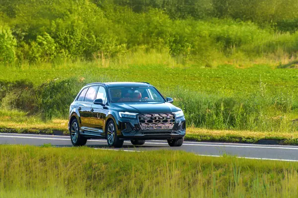 Yeşil manzaralı gösterişli bir arazi aracı.