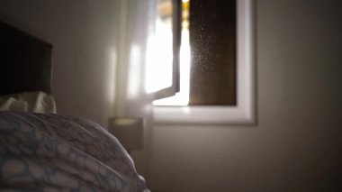 Yumuşak gün ışığı yatak odasını sular altında bırakıyor.