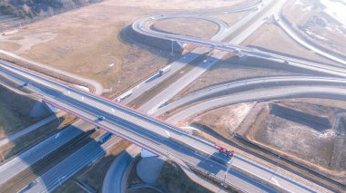 Üst geçitleri ve döngüleri olan çok katlı otoyol kavşağı