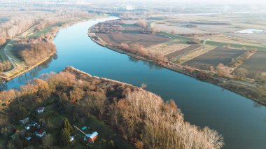 Nehir yeşil kırsal alanda kıvranıyor.