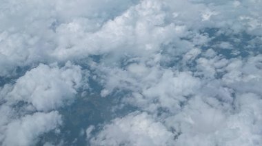 Uçaktan bulutların huzurlu görüntüsü