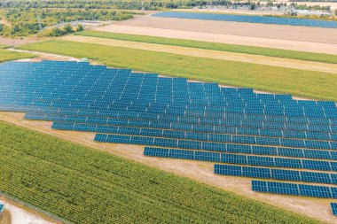 Üst atmosferde güneş ışığıyla bulutlar