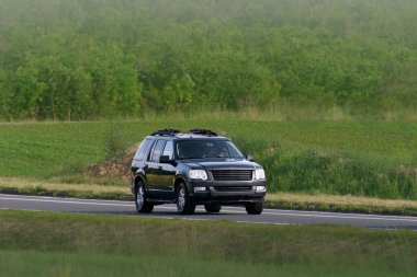 Manzaralı kır yolunda SUV geçişi