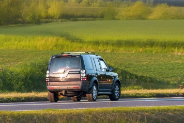 Açık kırsalda büyük bir hizmet aracı sürüyor
