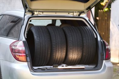 Yığılmış lastiklerin lastik dokusunun yakınlaştırılması