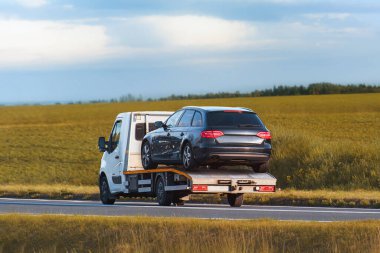 Sarı taşıyıcı kamyon yol kenarı hizmeti sunuyor