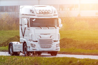 Boş otoyolda tek kişilik kamyon taksisi.