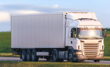 Boş otoyolda modern beyaz kargo kamyonu