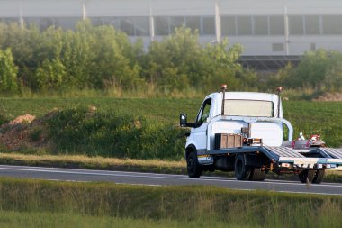 Yol kenarı acil nakliye aracı geri dönüyor.