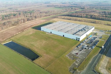 Ticari dağıtım merkezindeki kamyonlar ve depolar