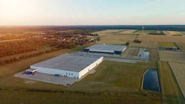 Tahmin edilebilir enerji faturaları için sürdürülebilir su-su ısı pompası olan sanayi kompleksi