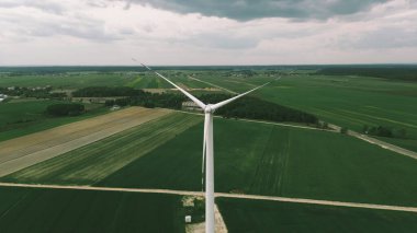 Kırsal kesimde modern rüzgar santrali