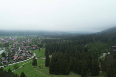 Bulutlu gökyüzünün altındaki sakin kırsal manzara