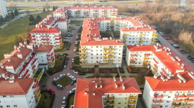 Kırmızı çatıları olan modern yerleşim bölgesinin havadan görünüşü