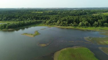 Yeşil çayırları kesen küçük nehir akıntısı