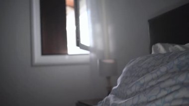 Gün ışığının erken saatlerinde dans ederek.