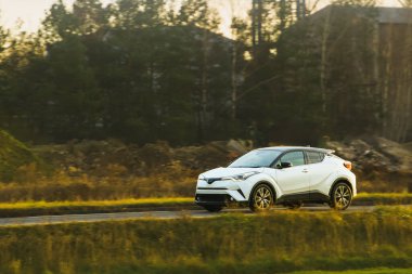 Araba sessiz kırsal yolda hızla ilerliyor.