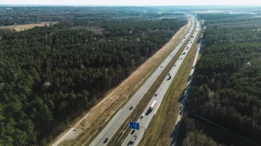 Doğada otoyolun havadan görünüşü