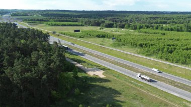 Geniş otoyolda hareket eden nakliye kamyonları