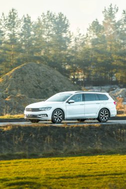 Yol tuzundan görünür toprak olan bir araç.