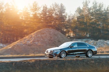 Alman lüks aracı otoyolda ilerliyor