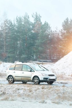 Kış fırtınasında SUV sürücüsü
