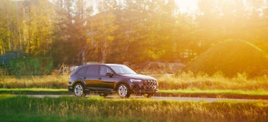 Manzaralı kırsal yolda aile arazi aracı