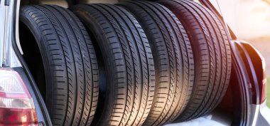 Yaz mevsimi için araba lastiği değiştirmek