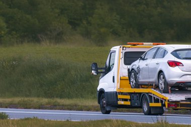 Hasarlı aracın kamyonla nakledilmesi