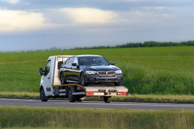 Çekici kaza sonrası hareket halinde.