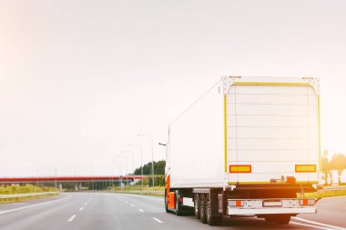 Yük kamyonu yolda gidiyor.