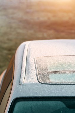 Kar ve buz arabanın ön camını fırtınayla kaplıyor.