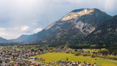 Dramatik dağlarla kaplı köy manzarası