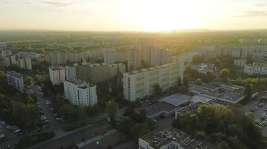 Apartman binaları ve caddelerin olduğu şehir manzarası