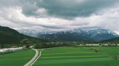Kırsal ve tepelerin puslu manzarası