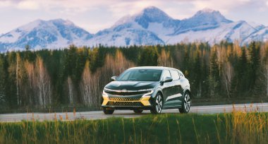 Modern elektrikli araba ülke otoyolunda gidiyor.