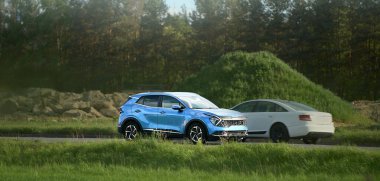 Yeşil enerji aracı sessiz yolda