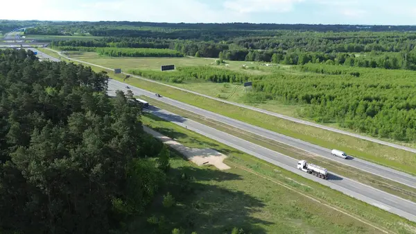 Geniş otoyolda hareket eden nakliye kamyonları