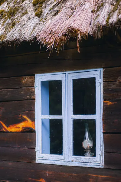 Kırsal alanda eskimiş ahşap ahır