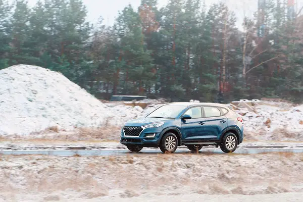 Kışın SUV ile karlı bir yolculuk.