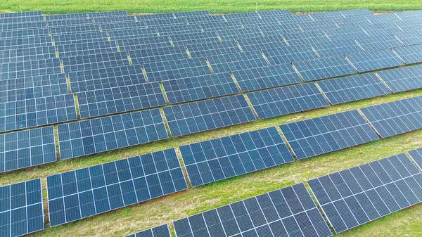 Gökyüzünde süzülen beyaz kabarcık bulutlar