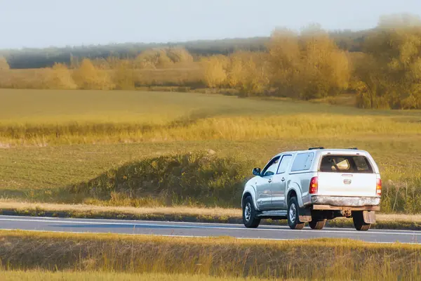 Manzaralı kır yolunda SUV geçişi