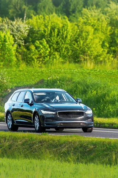 Kırsal yolda ilerleyen modern bir araç