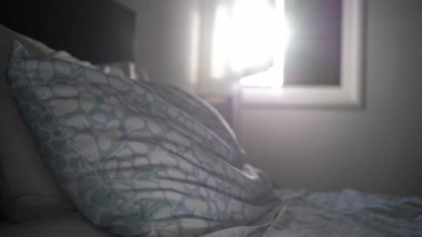 Doğal ışık dingin yatak odasına akıyor.