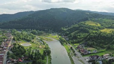 Nehir ve orman manzaralı turizm beldesi