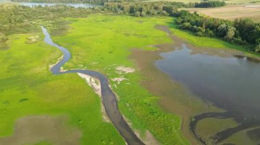 Su kanalı ve kuru arazili kırsal çayır.