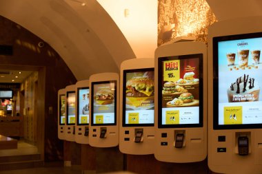 Modern McDonalds Krakow, Polonya, Avrupa 12.06.2025 siparişi için ekran kiosklarına dokundu