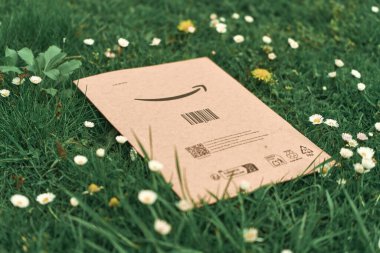 Doğada damgalanmış Amazon paketi 05.05.2025 Polonya Avrupa